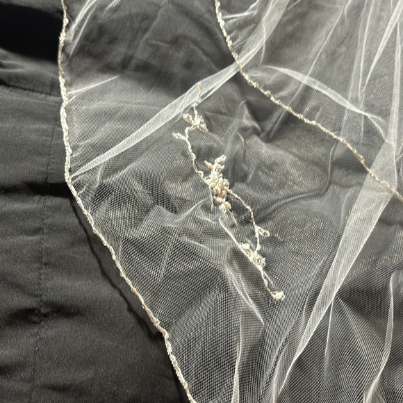 Make offer! NWT Fingertip 2 Tier Bride Veil Beaded edging flower scroll design - Picture 11 of 13